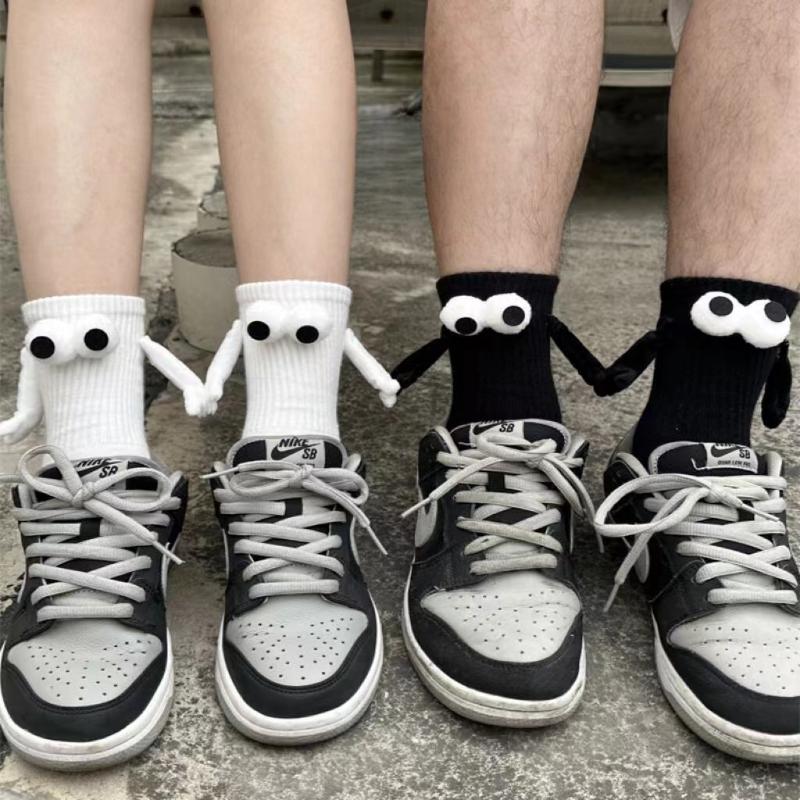 1 Pairs Creative Couple Socks Magnetic Socks with Eyes and Hands Mid Tube Sweat-absorbing Stockings Cartoon Lovers Friends Socks