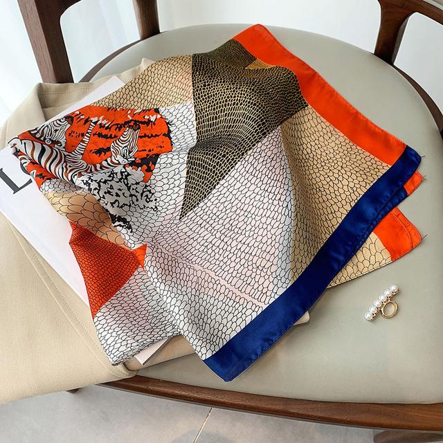 Neue 70*70cm Silk Satin Haar Schal Frauen Taschentuch Gedruckt Weibliche Quadratischen Kopf Bandana Kleinen Hals Schalldämpfer hijab Dame Mädchen