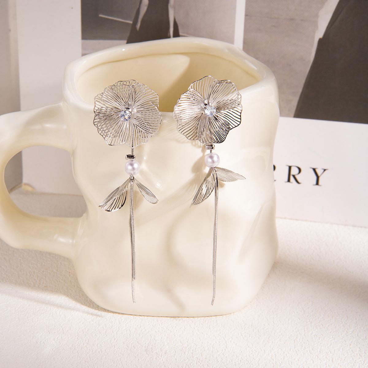 Diamond-Set Hollow Flower Pearl Earrings, Ancient Style Light Luxury Niche Long Fringed Temperament Earrings In Autumn And Winter