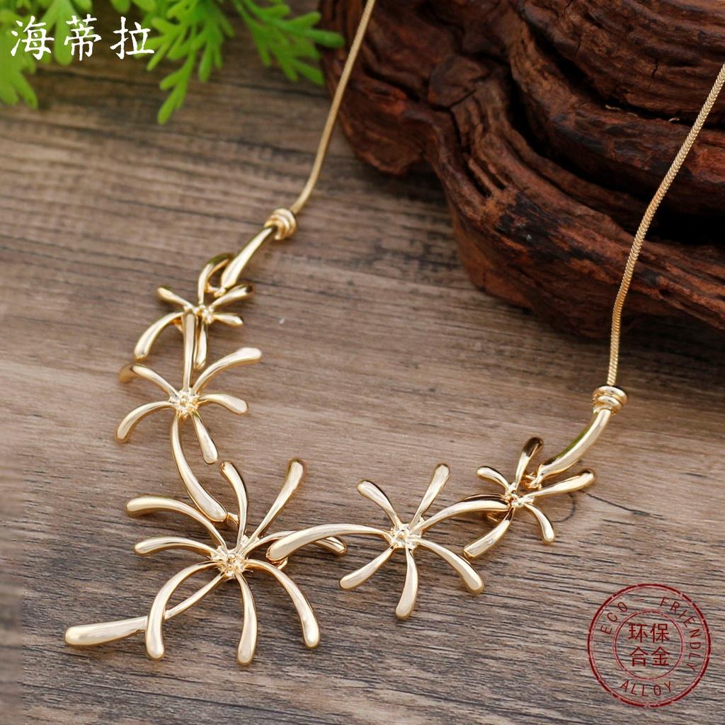 New smooth irregular small daisy flower necklace, women's high-end geometric line flower necklace