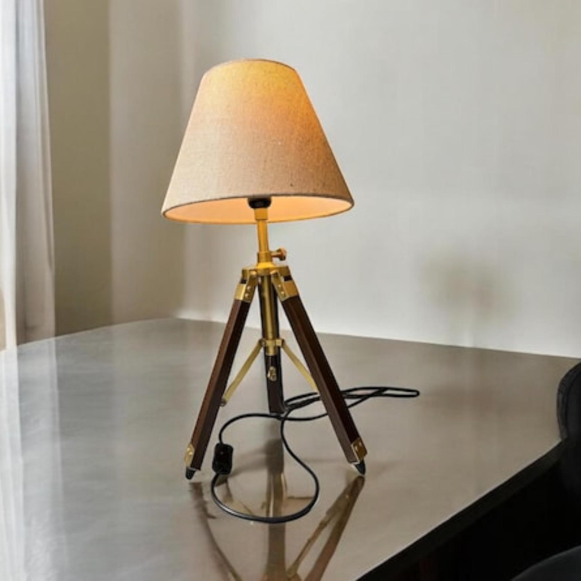 

Тренога с абажуром из джута - 23-дюймовая настольная лампа для спальни и офиса Уникальный подарок на Рождество, свадьбу, день рождения(Цвет деревянной отделки)