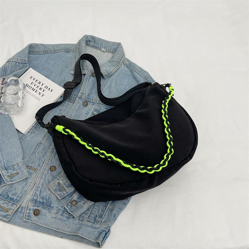 

Lightweight cloth bag women s large-capacity casual bag new design sense niche fashion dumpling bag shoulder messenger bag чорний