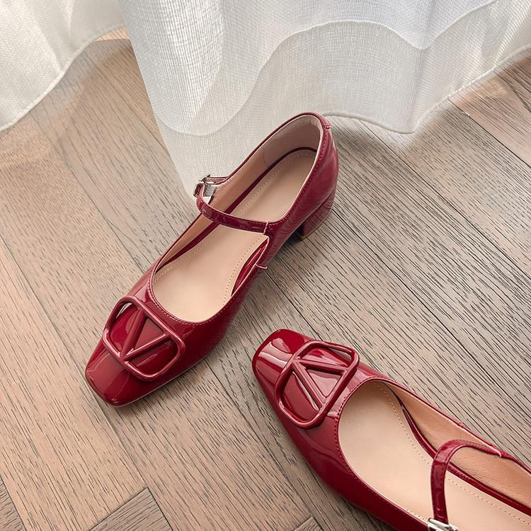 French square head medium heel Mary Jane shoes 25 new V buckle single shoes retro thick heel versatile women's shoes patent leather high heels