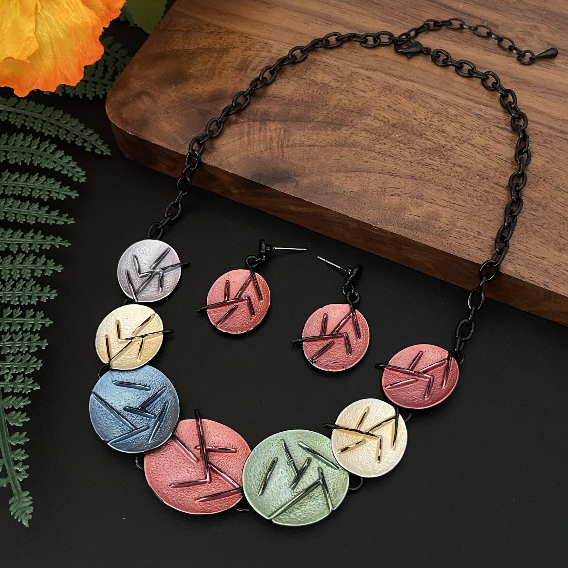 

Новый цвет Круглый цветок Ожерелье Серьги Набор украшений Мода Высокий стиль Женские Универсальные украшения