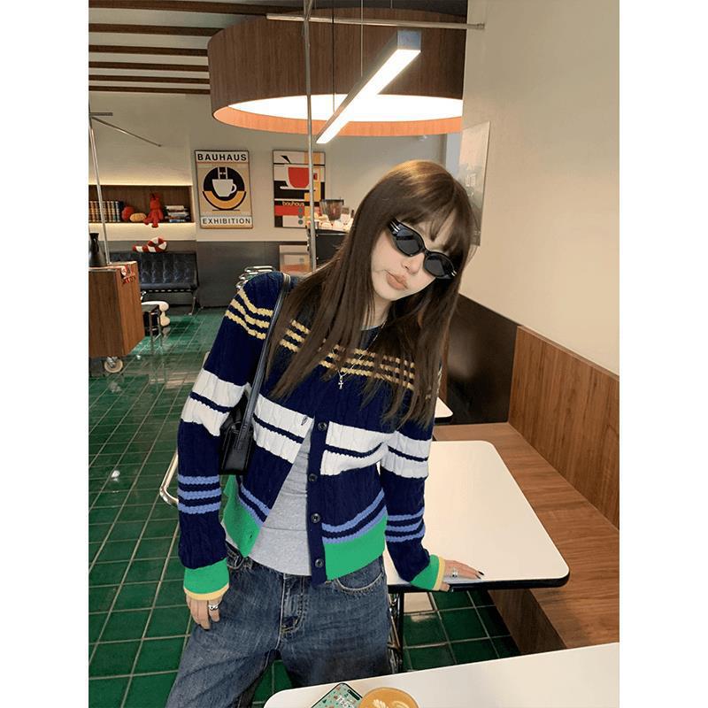 

Осенний топ однобортный контрастного цвета вязаный кардиган женский новый уменьшающий возраст свитер женская майка внутри и снаружи Average size 80-75kg тёмно-синий