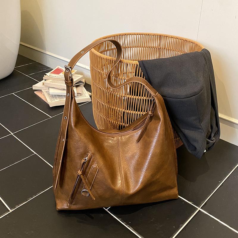 

Large-capacity commuter bag women s 2025 autumn and winter new niche retro shoulder bag simple texture messenger tote bag