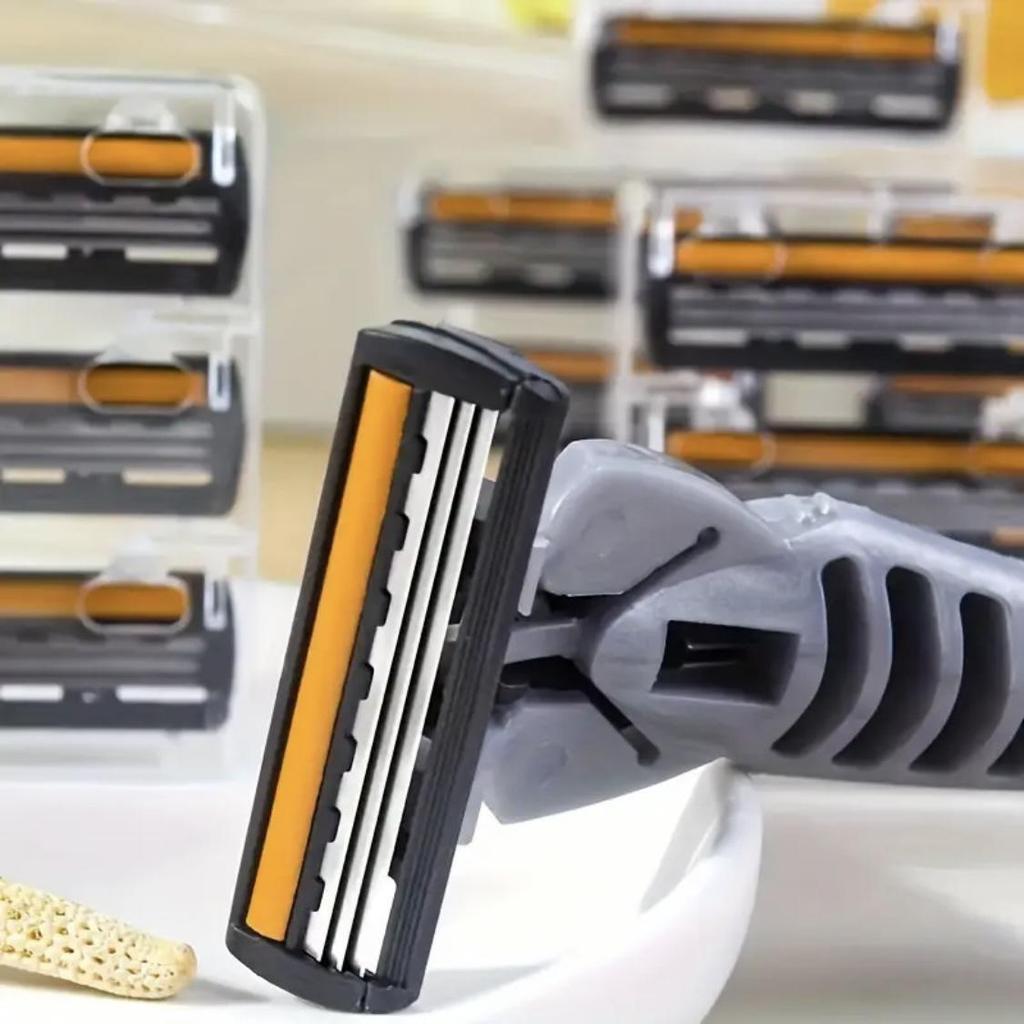 Dreischichtiger gelber manueller Rasierer mit schwarzem Griff