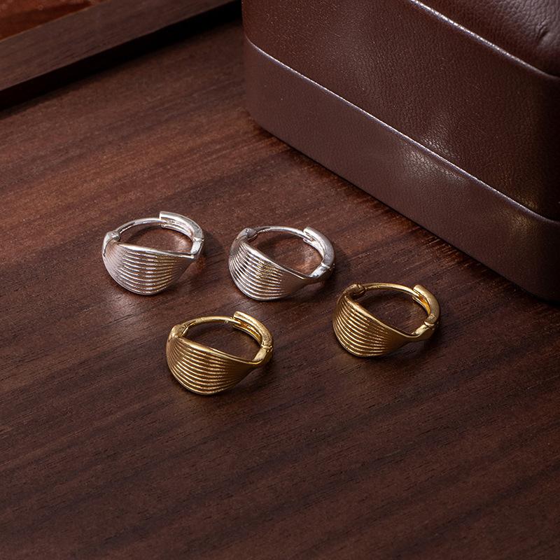 Gebürstete verdrehte Ohrstecker, Nischen-Design, Vielseitige Ohrringe, Hochwertige Ohrringe, Kleine und schlichte Ohrringe.