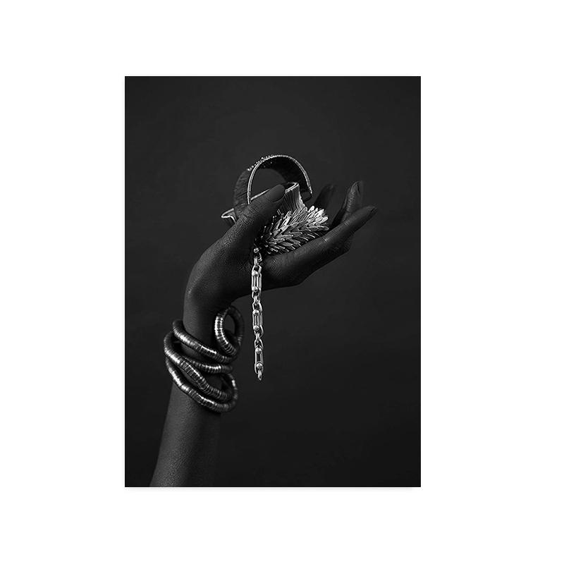 Afrikanische Frau Leinwand Wand Kunst Malerei Poster und Drucke schwarze Frau hält Gold Schmuck Bild für Wohnzimmer Home Decor