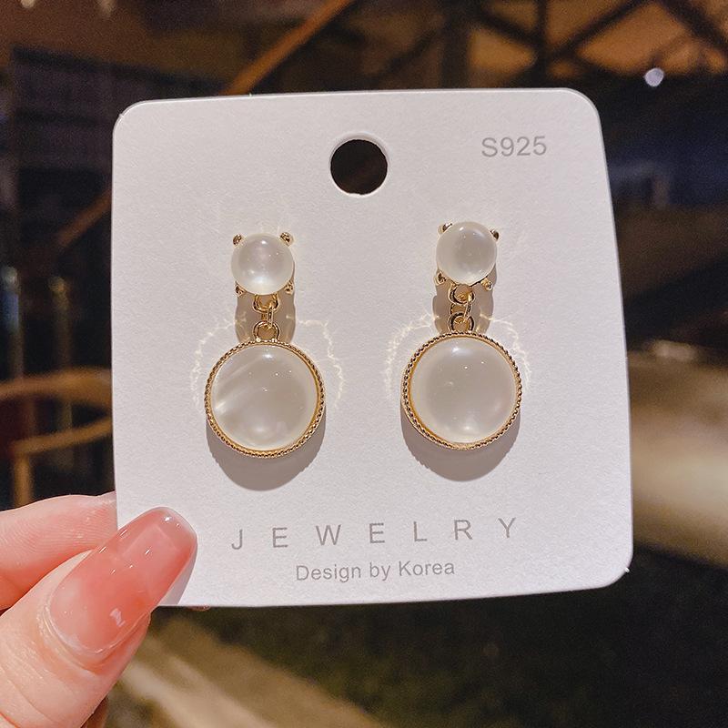 French elegance, high-end pearl super fairy stud earrings, personalized design, niche temperament, versatile and sweet earrings.