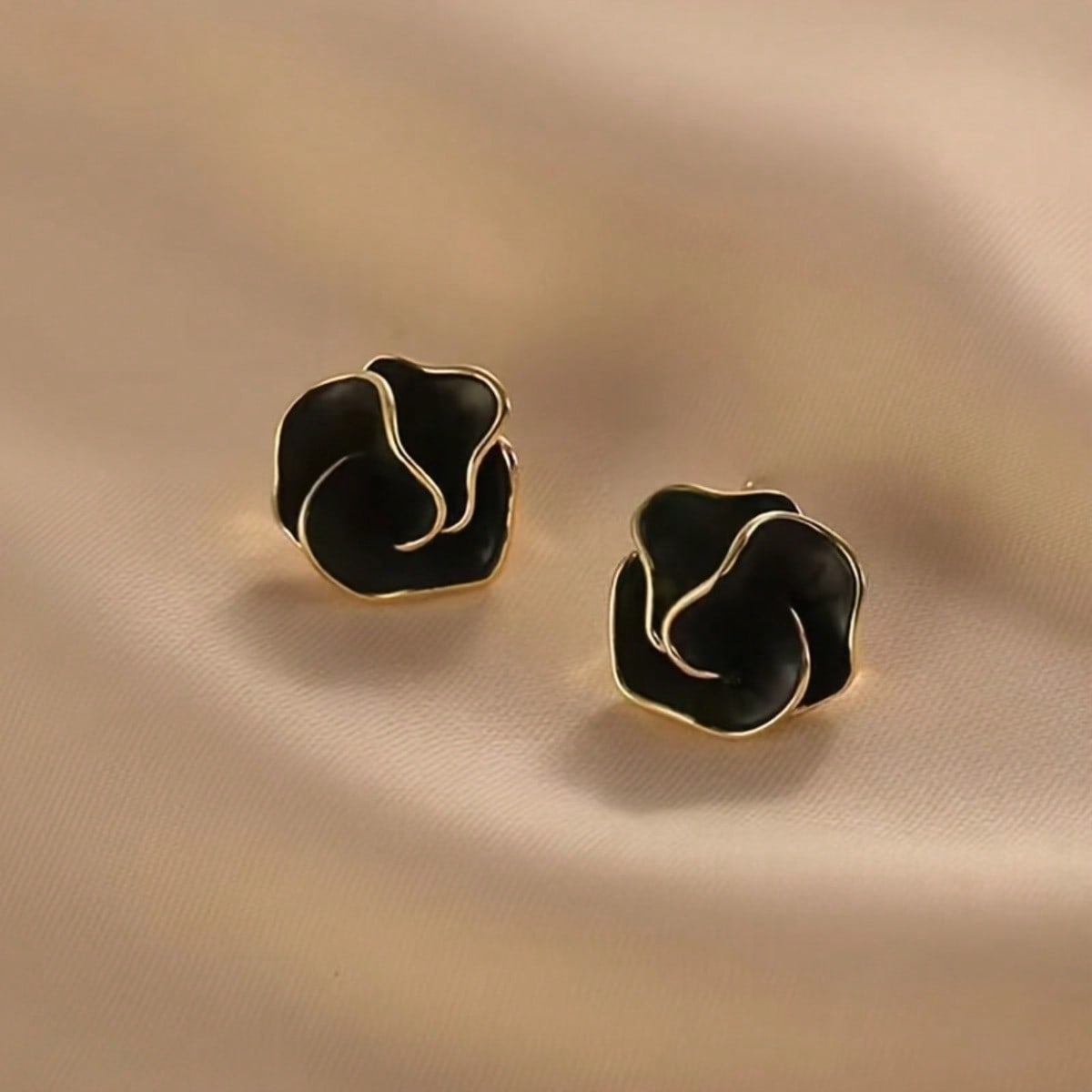 1 Pair of Retro Camellia Earrings, Enamel Minimalist Earrings, Fashionable and Elegant Women s Daily Jewelry чёрный
