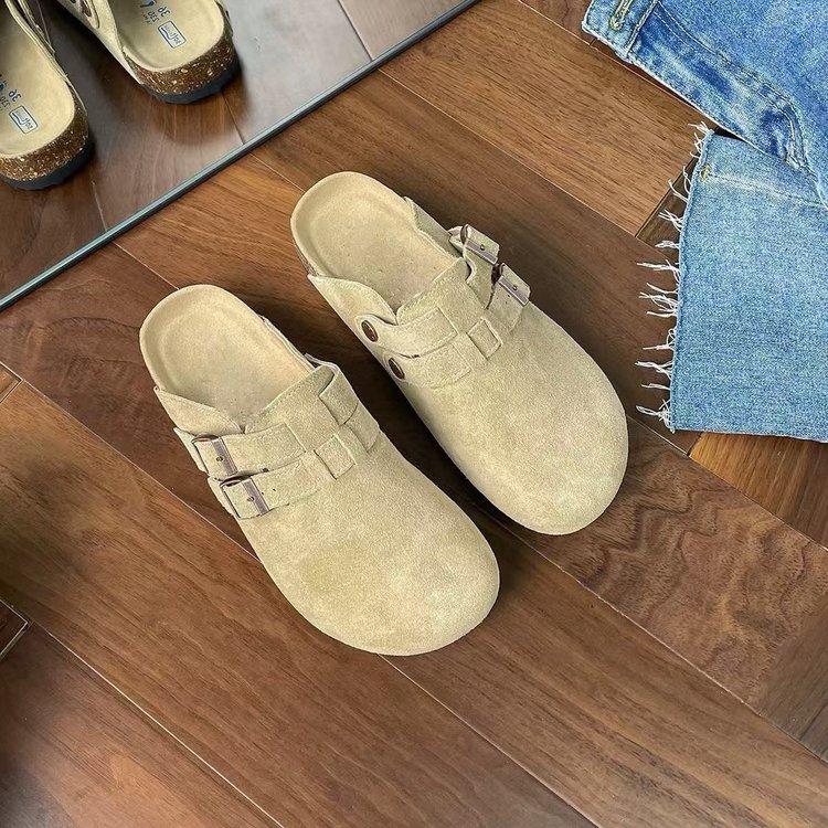 Women with one foot on Birkenstocks slippers will be popular in 2025, and the new versatile thick-bottomed bag head will be worn outside. Casual half 