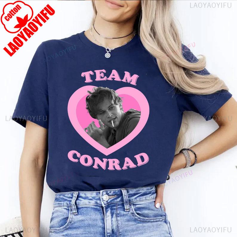Maglietta Vintage Conrad Fisher Team Conrad L'Estate in cui sono diventata Bella Retro Conrad Fisher Cena tra Ragazze Y2k Top Abbigliamento Unisex 2025