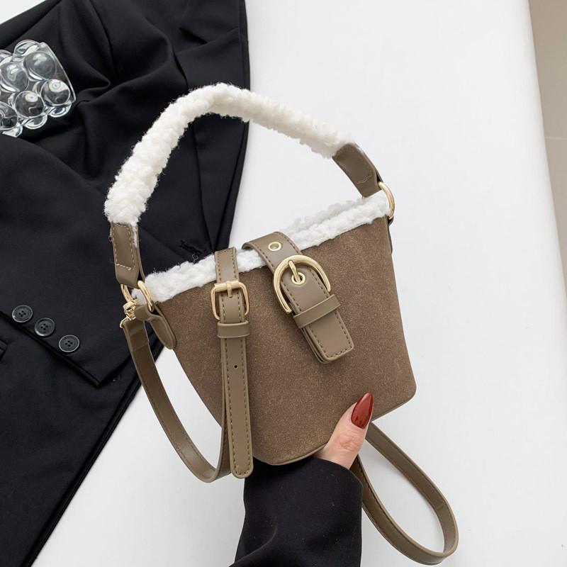 Stylish Winter Suede Handbag Women s New 2023 Retro Fashion Barrel Bag High-end Texture Shoulder Bag кофейный