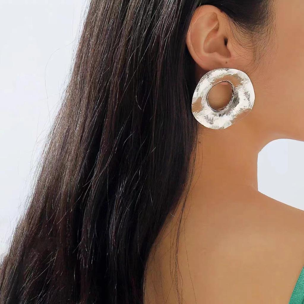Metal Earrings for Women's High-end Sense, Large Circle, Exaggerated Style, Personalized Simple Design Sense, Fashionable Earrings.