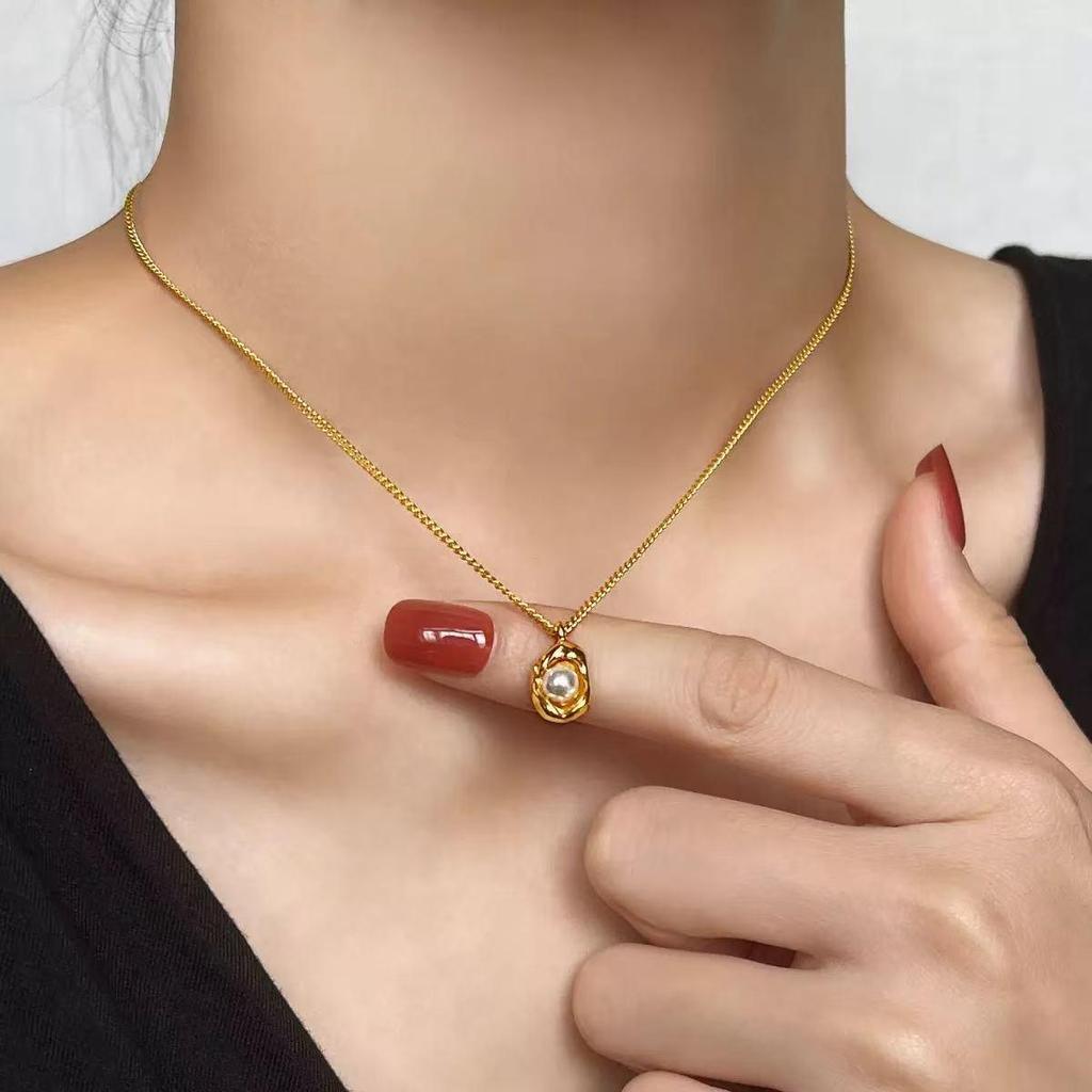 Nickel Silver & Gold-Plated Pearl Pea Necklace - Versatile French Clavicle Chain with Gold Pendant for Fashionable Sweaters