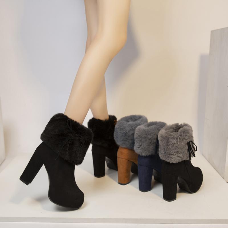 Stora storlekar Vinter Stängning i sidan Grov klack Korta stövlar för kvinnor Plus Sammet Håll värmen Damplattformsskor Damanelstövletter