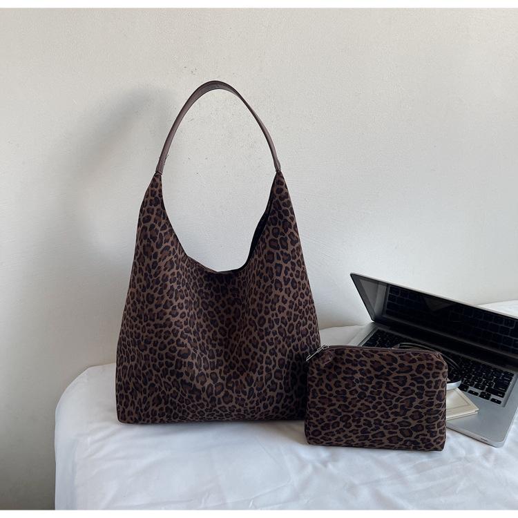 

2025 winter new Korean casual large-capacity underarm women s bag personalized popular leopard print commuter shoulder tote bag темно-коричневого