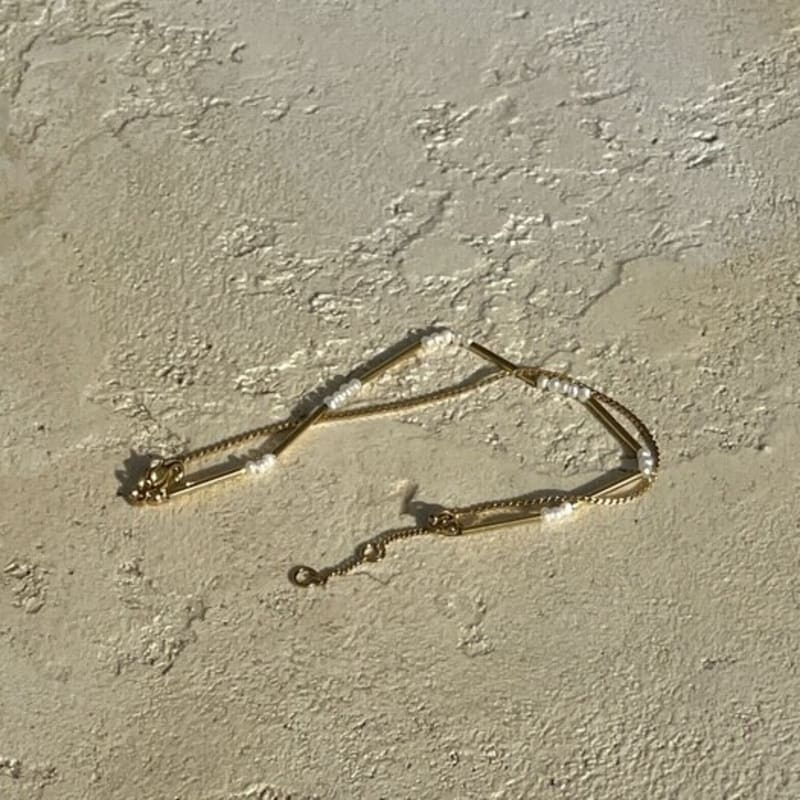 THE BORING tiny pearl bracelet