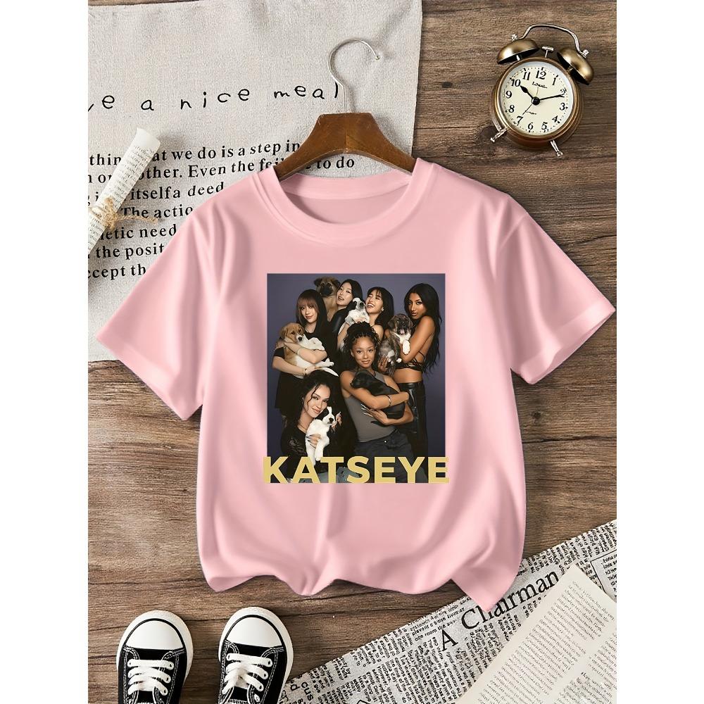 Dívčí tričko s potiskem vhodné pro děti s motivem KATSEYE, ležérní, krátký rukáv, kulatý výstřih