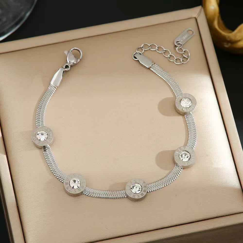 Luxe Titanium Staal Vierbladig Klaver Armband in Koreaanse Stijl met Ingelegde Diamanten voor Vrouwen - Kleurvast