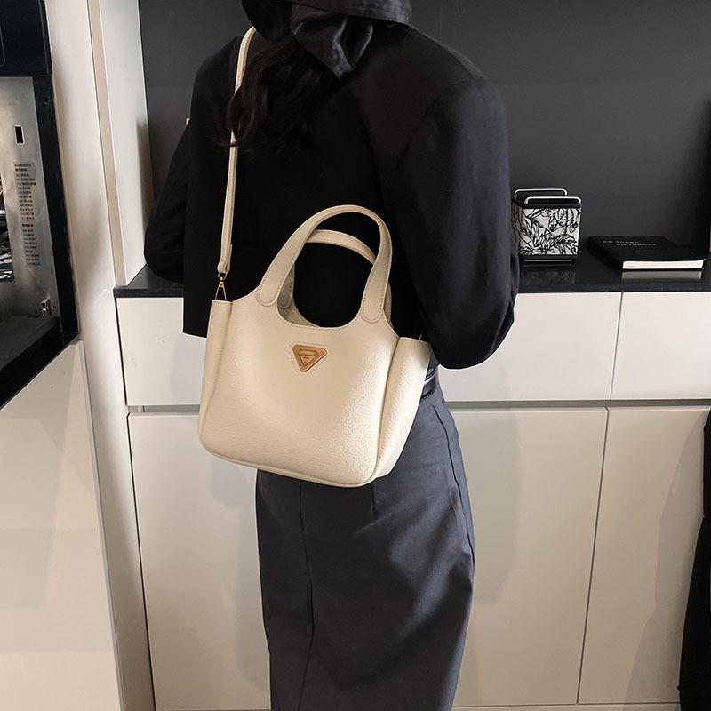 Autumn and Winter Retro Portable Tote Bag Women's 2025 New Bag High Value Versatile Niche Design Shoulder Messenger Bag