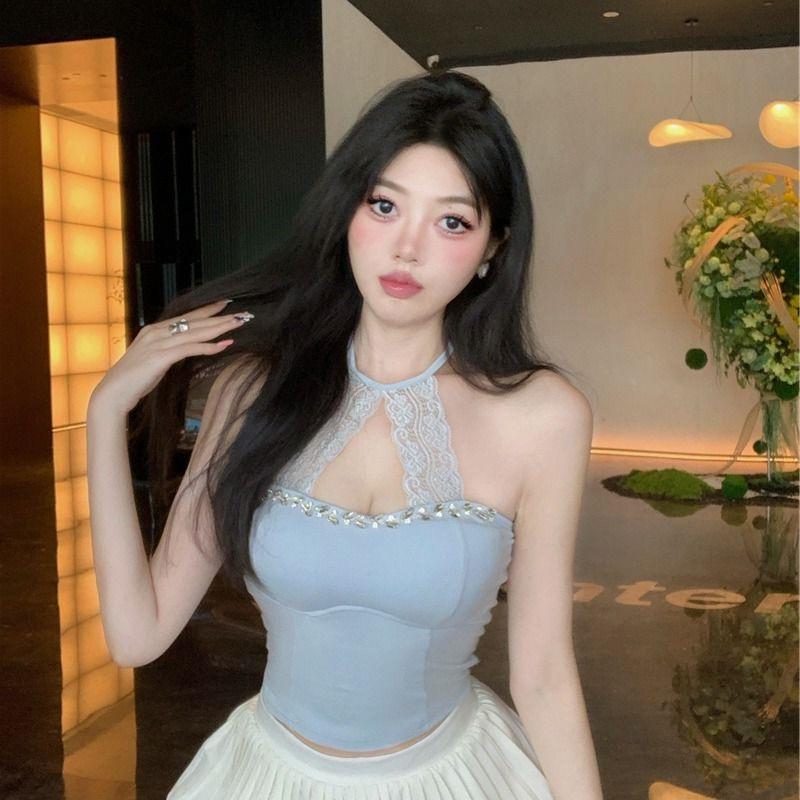 Elegantní tílko s krajkou a vycpávkami na prsou pro všechna roční období