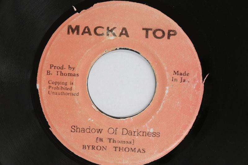 

7-дюймовая пластинка BYRON THOMAS THOMAS ALL STARS Shadow Of Darkness Hadow Of Darkn NONE MACKATOP 1975 Ямайка Регги Ска Даб Б/у