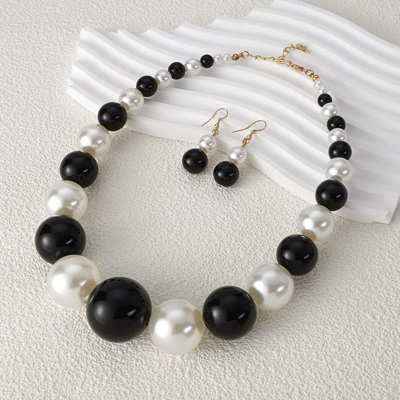 Collana orecchini a perle grandi esagerate con cambio graduale creativo in bianco e nero, due set