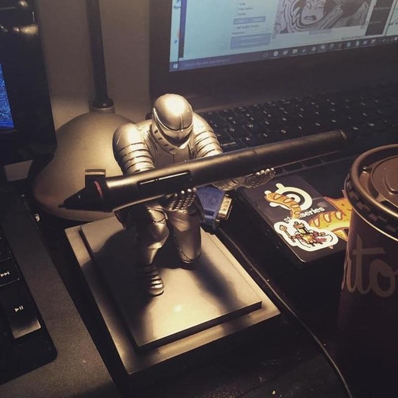 Portapenne Cavaliere In Ginocchio – Organizer Da Scrivania In Metallo E Tessuto – Statua Decorativa Per Ufficio, Aula E Studio D'arte