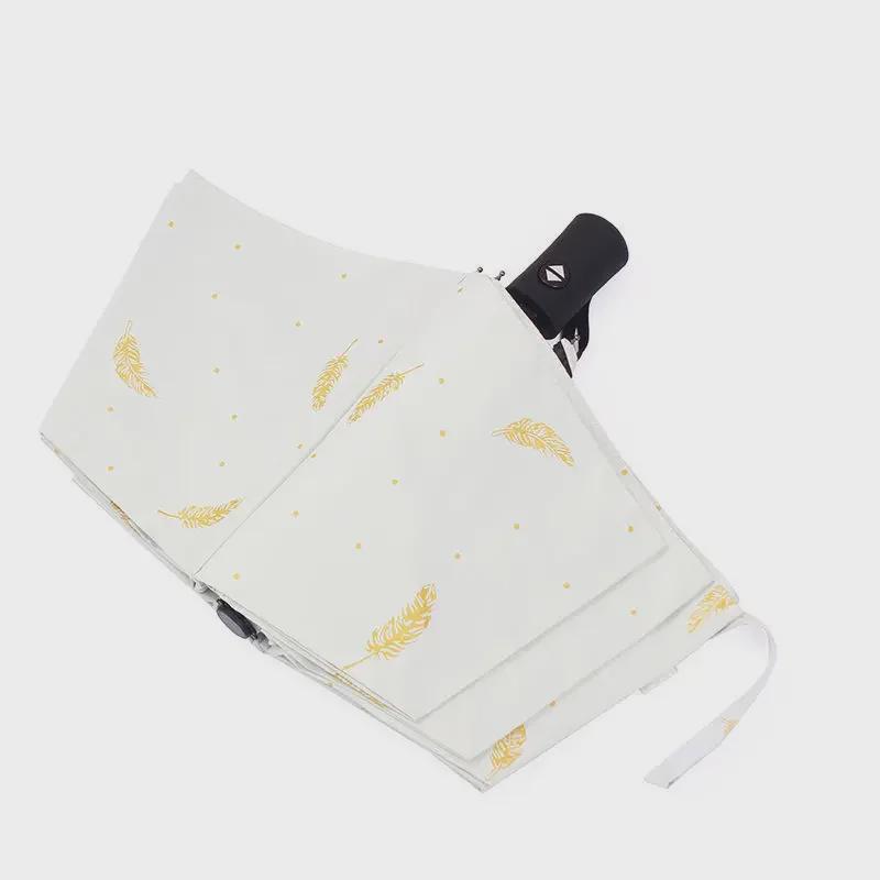 Kompakter, dreifach faltbarer Sonnen- und Regenschirm mit goldgeprägter Feder und UV-Schutz