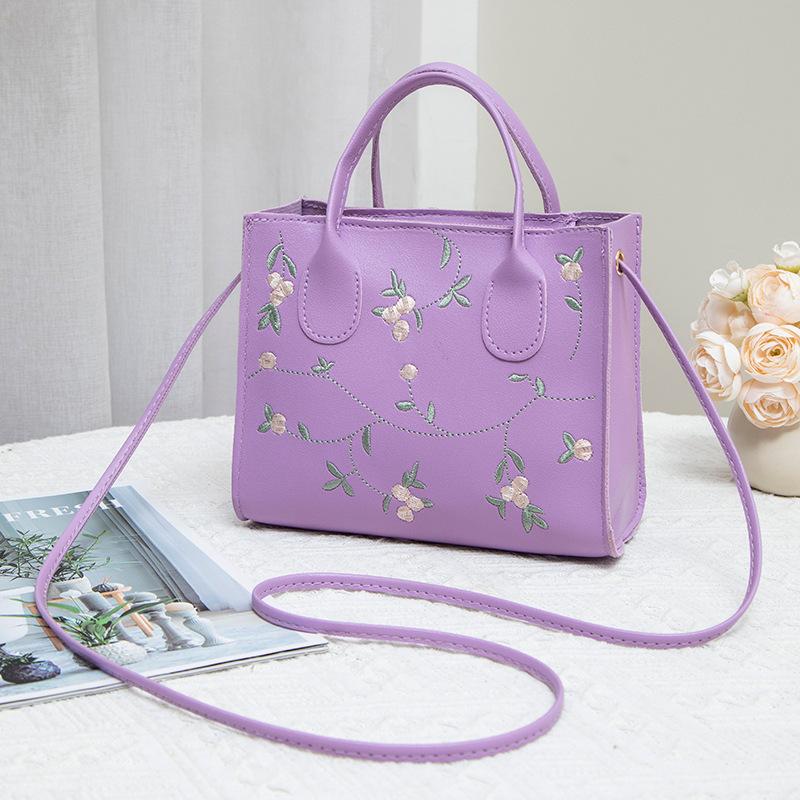 

Новая популярная весенняя маленькая квадратная сумка с принтом — это простая портативная сумка через плечо. фиолетовый