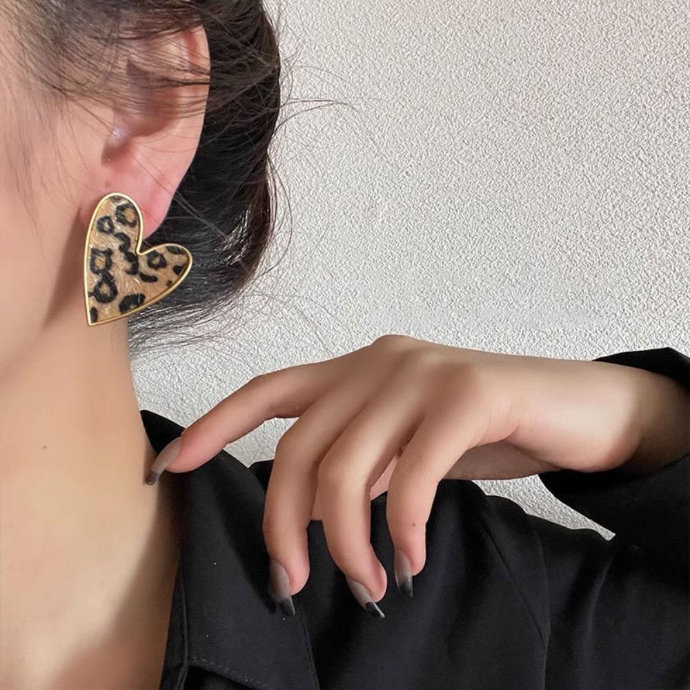 Fashion Vintage Maillard Sexy Leopard Print Love Heart Shaped Earrings for Women Design Simple Peach Heart Jewelry Birthday Gift