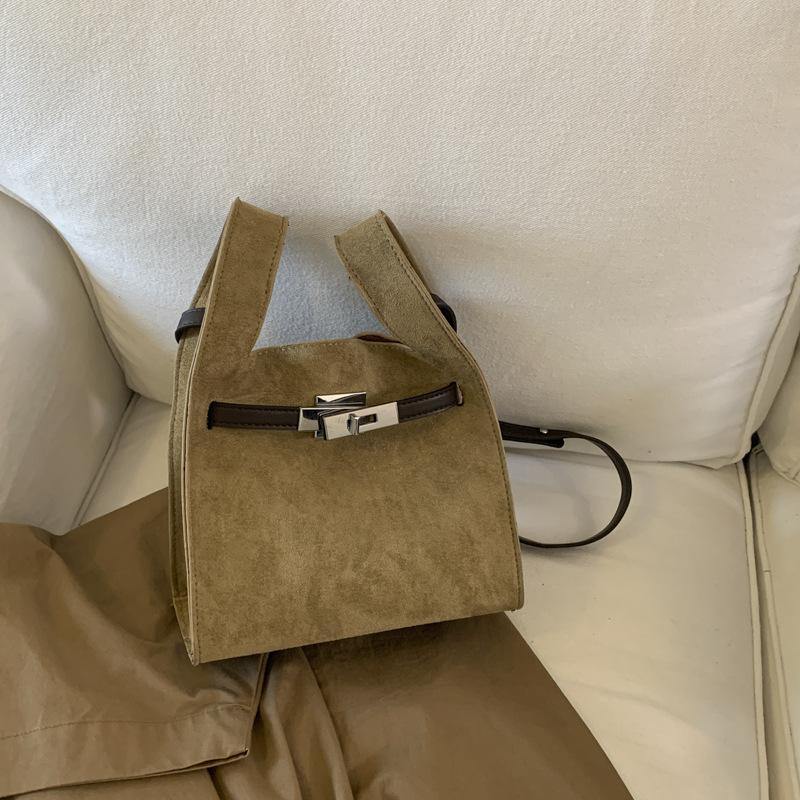 This year's popular small bags are women's autumn and winter versatile 2025 new retro messenger bags Korean version portable bucket bags