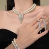 Diamantbesetztes zweilagiges Perlenhalsband, Ohrstecker, Armband, Retro-elegantes Hofstil-Schmuckset, leichter Luxus und hochwertiger Schmuck.