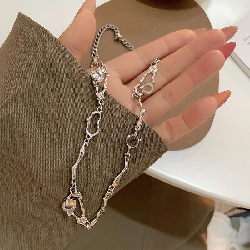 

Французская цепочка на ключицу из иррегулярного лунного камня: Аксессуар высокого дизайна, легкой роскоши для женщин B897