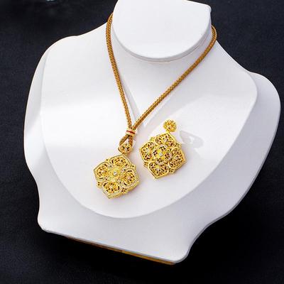 Collana Ruyi Vintage: Ciondolo in Oro con Incastonatura di Diamanti e Chiusura di Sicurezza in Stile Corte