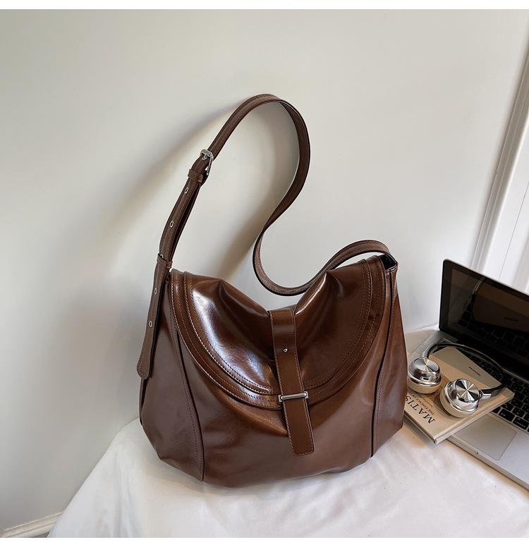 

Сумка из кожи с масляной восковой пропиткой большой вместимости женская 2025 новая модная нишевая сумка-седло сумка-тоут сумка через плечо сумка-мессенджер тренд коричневый