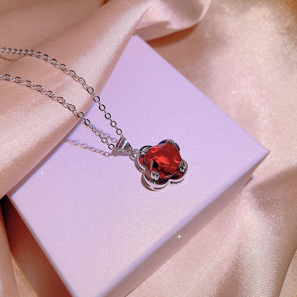 Brillanter Schmuck Dreiteiliges Set für Damen Mode Roter Zirkon Schmuck Verstellbarer Ring Kleeblattform Ohrring Halskette Schmuckset