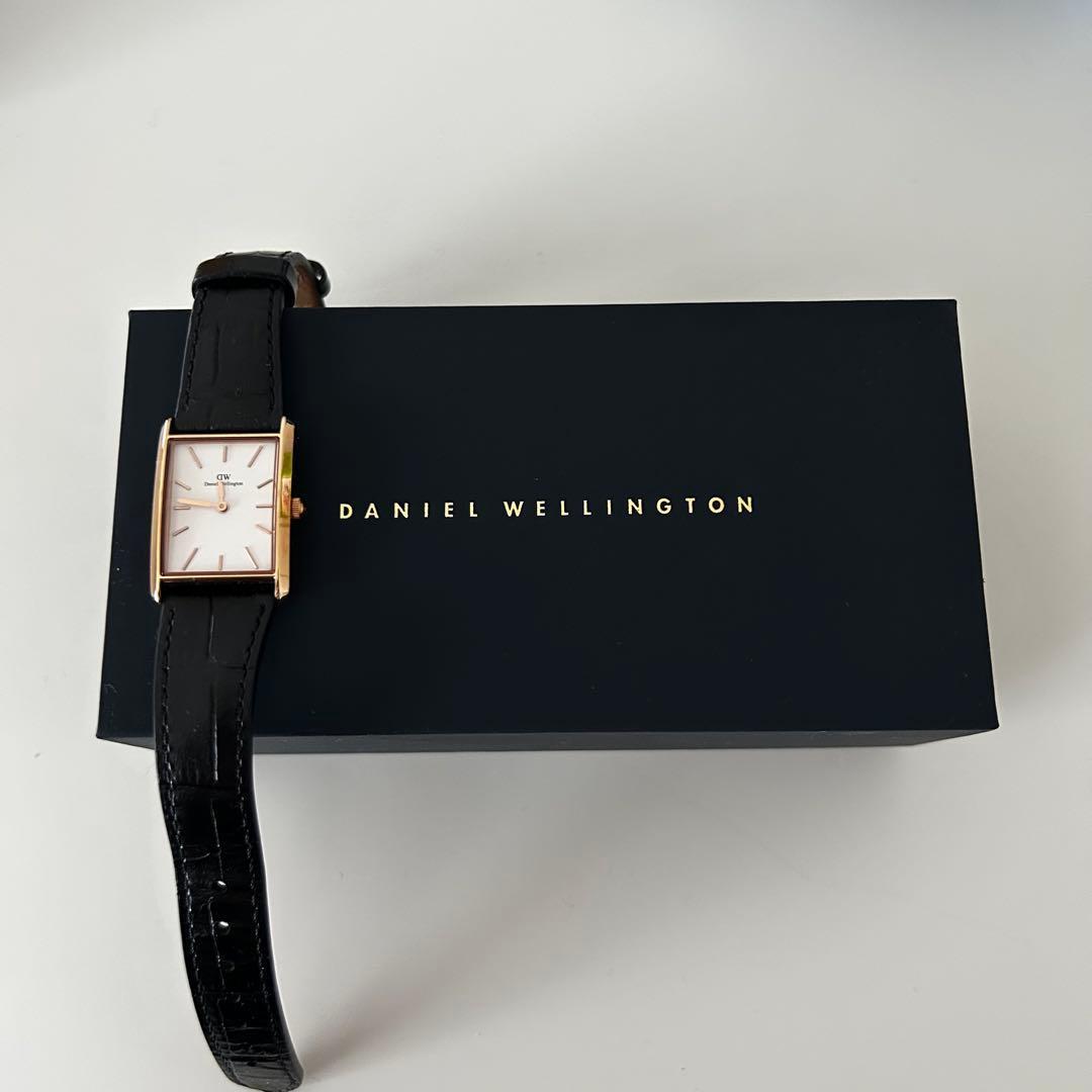 Used DANIEL WELLINGTON square clock