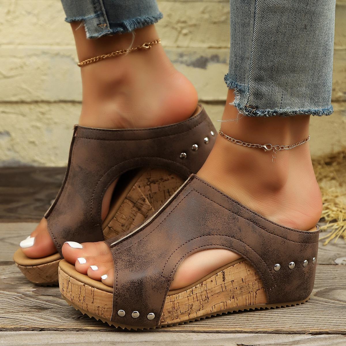 

Большие размеры женские туфли на танкетке лето 2025 новые повседневные женские тапочки с заклепками и рыбьим ртом 43 коричневый