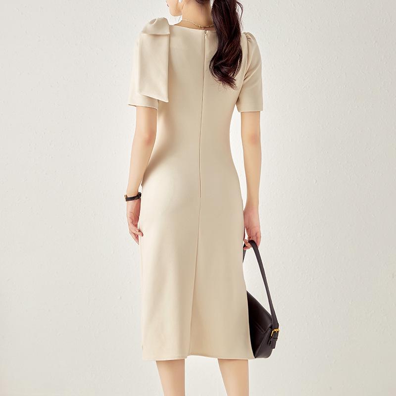 Elegantes Rundhalskleid mit Schleife und Falten