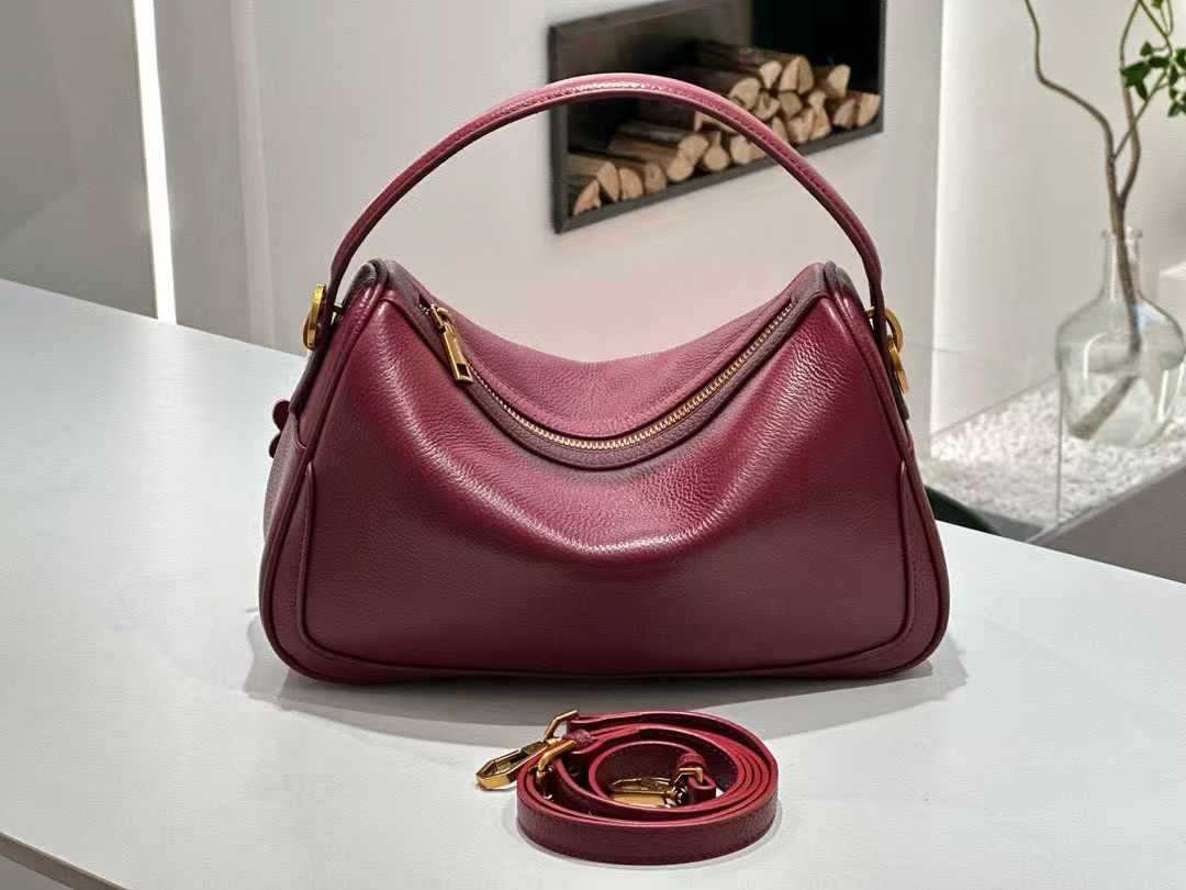 

Новая кожаная женская сумка большой вместимости, сумка-тоут, нишевая сумка под мышкой, сумка для通勤 на плечо, высококлассная сумка через плечо, сумка-подушка 28x9x17 CM красный