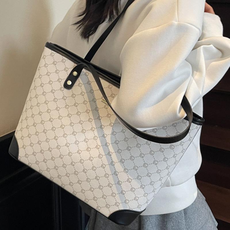 Casual High-value Tote Bag Women's New Hand-carried Commuter Bag Fashionable Going Out Large-capacity Shoulder Bag