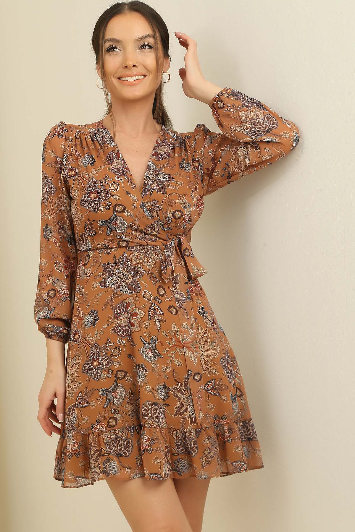 

Двубортное шифоновое платье с воротником на подкладке и цветочным принтом, с завязкой на талии