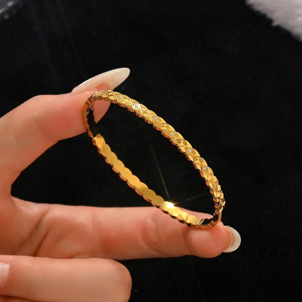 Modne Bransoletki ze Stali Nierdzewnej i Złota 18K - Wytrzymałe, Odporne na Ścieranie Bangles w Stylu Europejskim i Amerykańskim