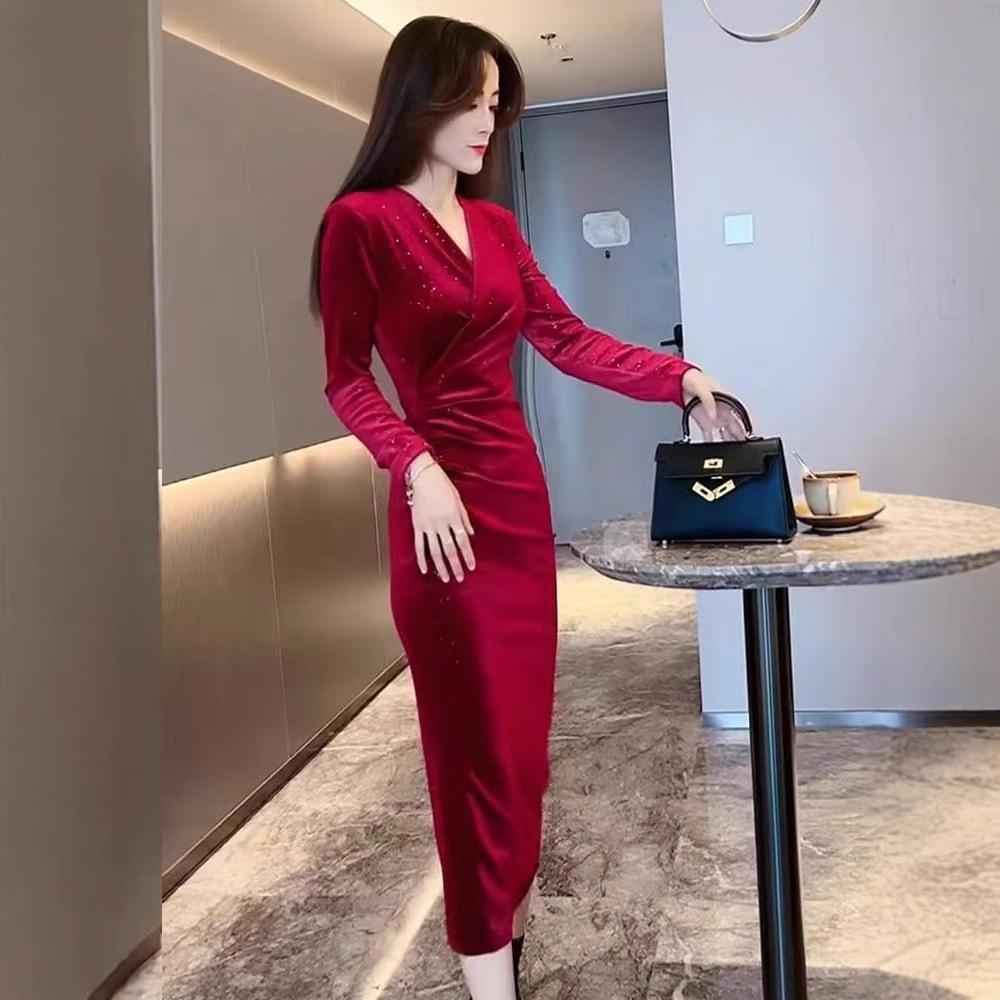 Retro V-neck Velvet Gypsy Dress for Women's Autumn and Winter New Temperament Waist and Thin Split Hip Wrap Long Skirt