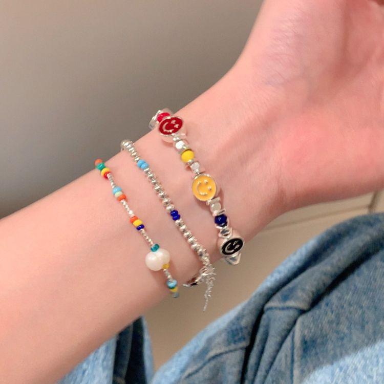 Dopaminfärgade Pärlarmband med Smiley Face Armband för Kvinnor Ljus Lyx Nisch Exklusiv Nischdesign Flickvän Student Hand Smycke