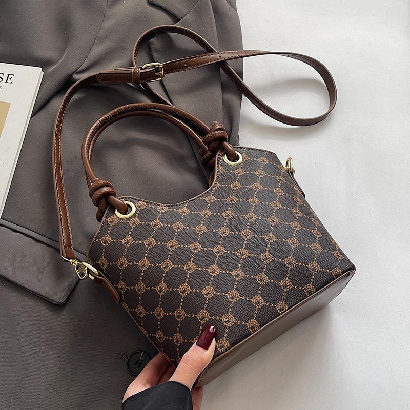 

Korean version of trend, high-end printing temperament, portable bucket bag, niche fashion commuting versatile light luxury messenger bag, women