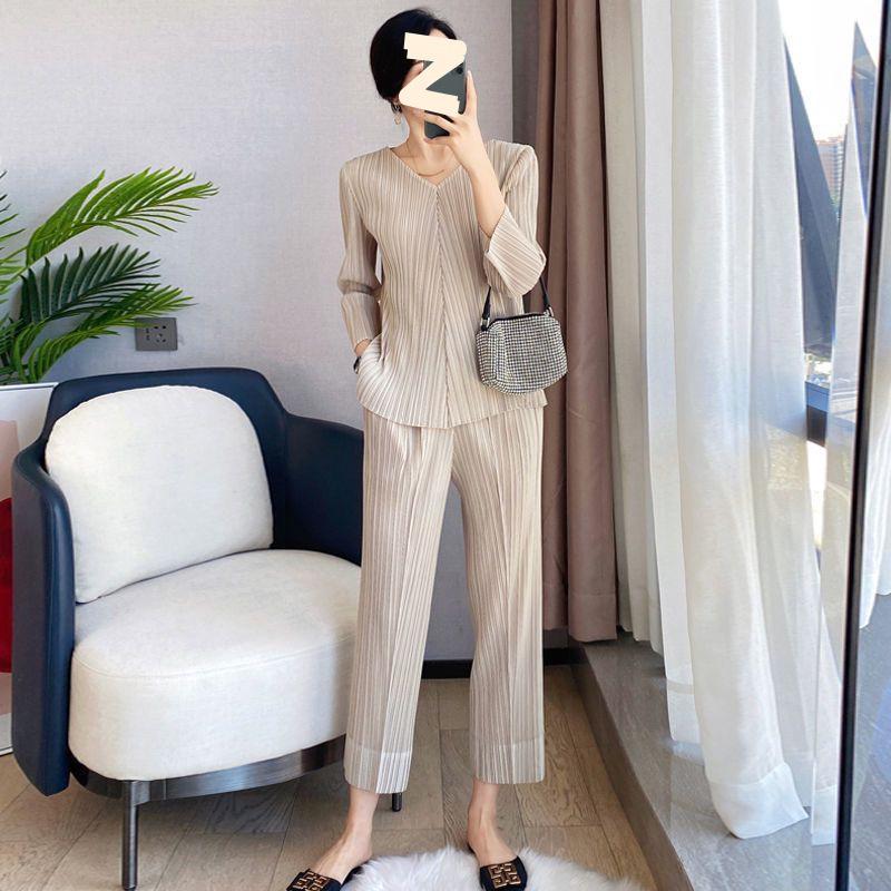 

Pleated Age-Defying Women’s Fashion Set: Loose Top & Straight-Leg Pants, Spring/Autumn 2025 3XL 145-155 jin